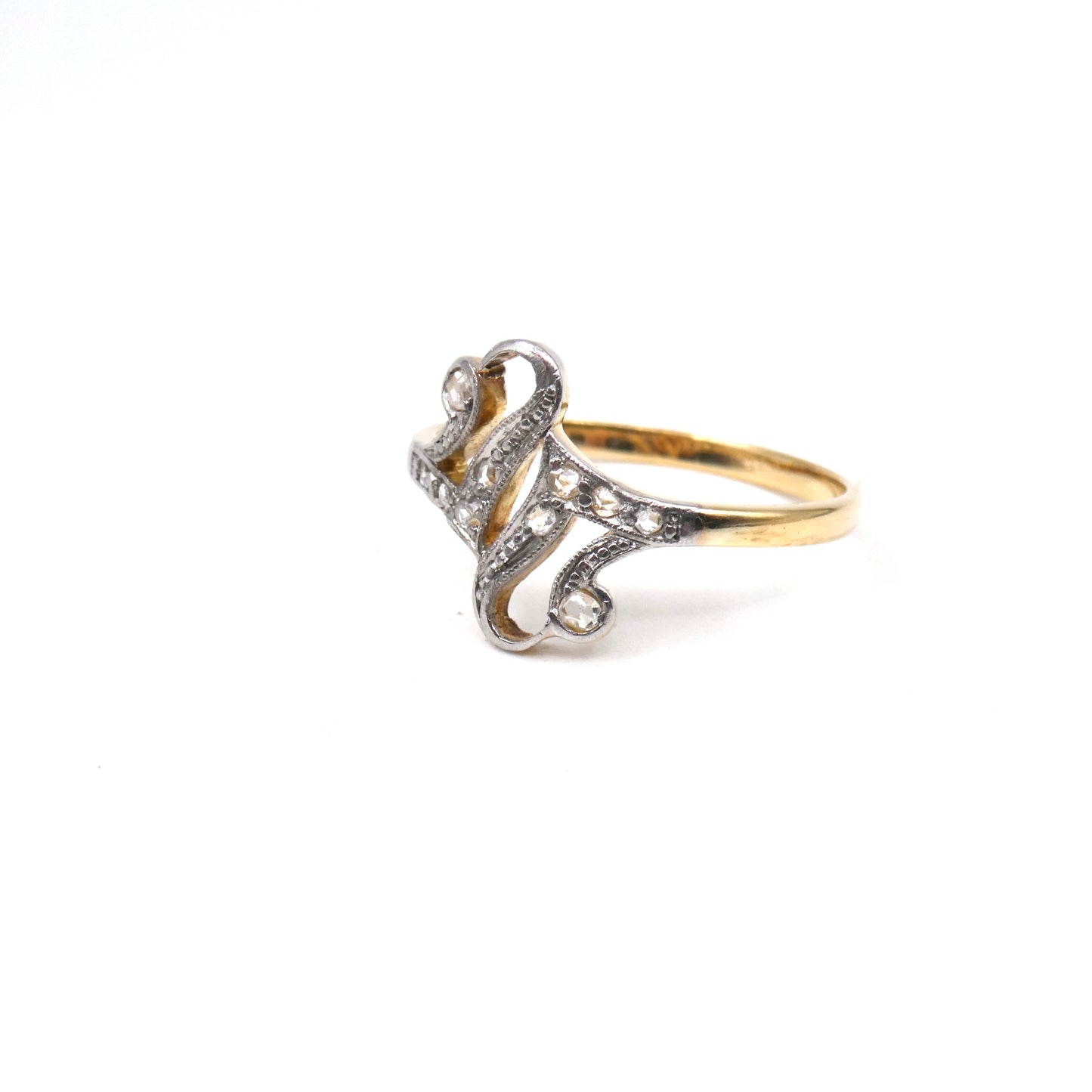 Art Nouveau ring, a glimmering flourish across the finger, 18kt gold.