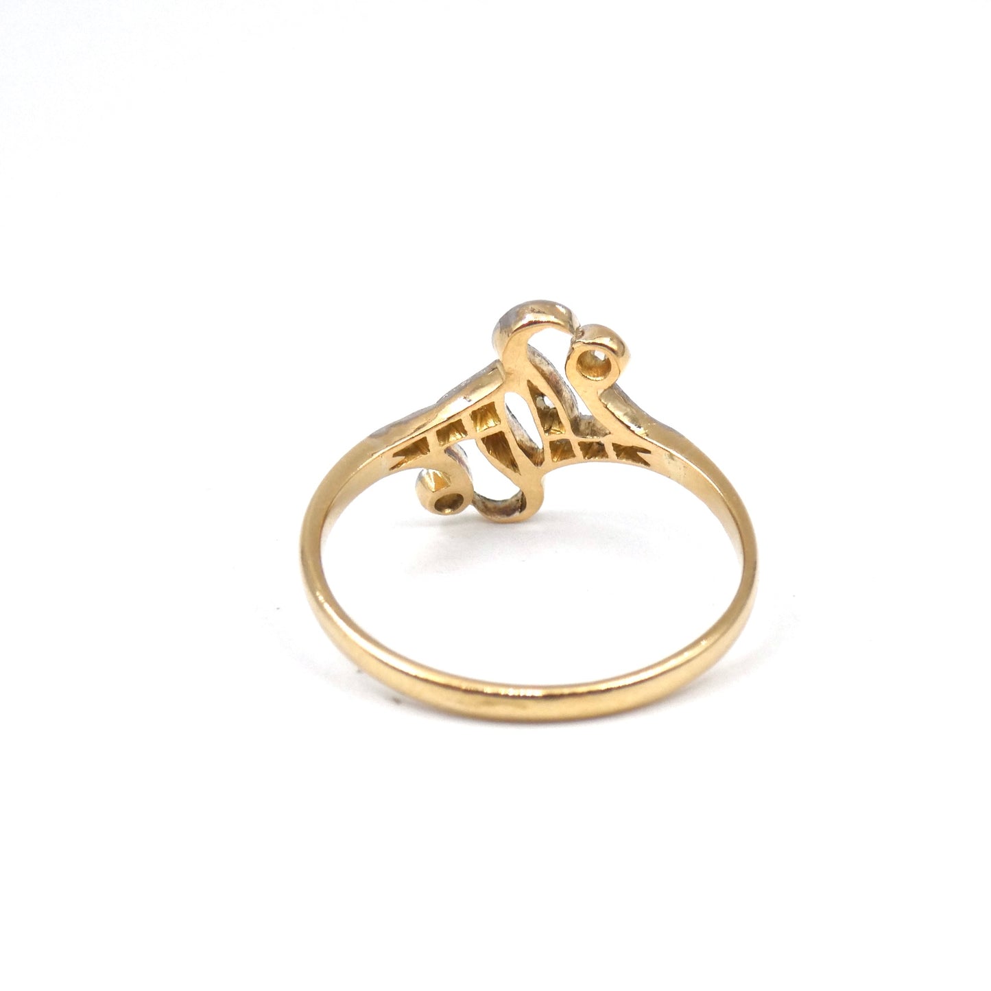 Art Nouveau ring, a glimmering flourish across the finger, 18kt gold.