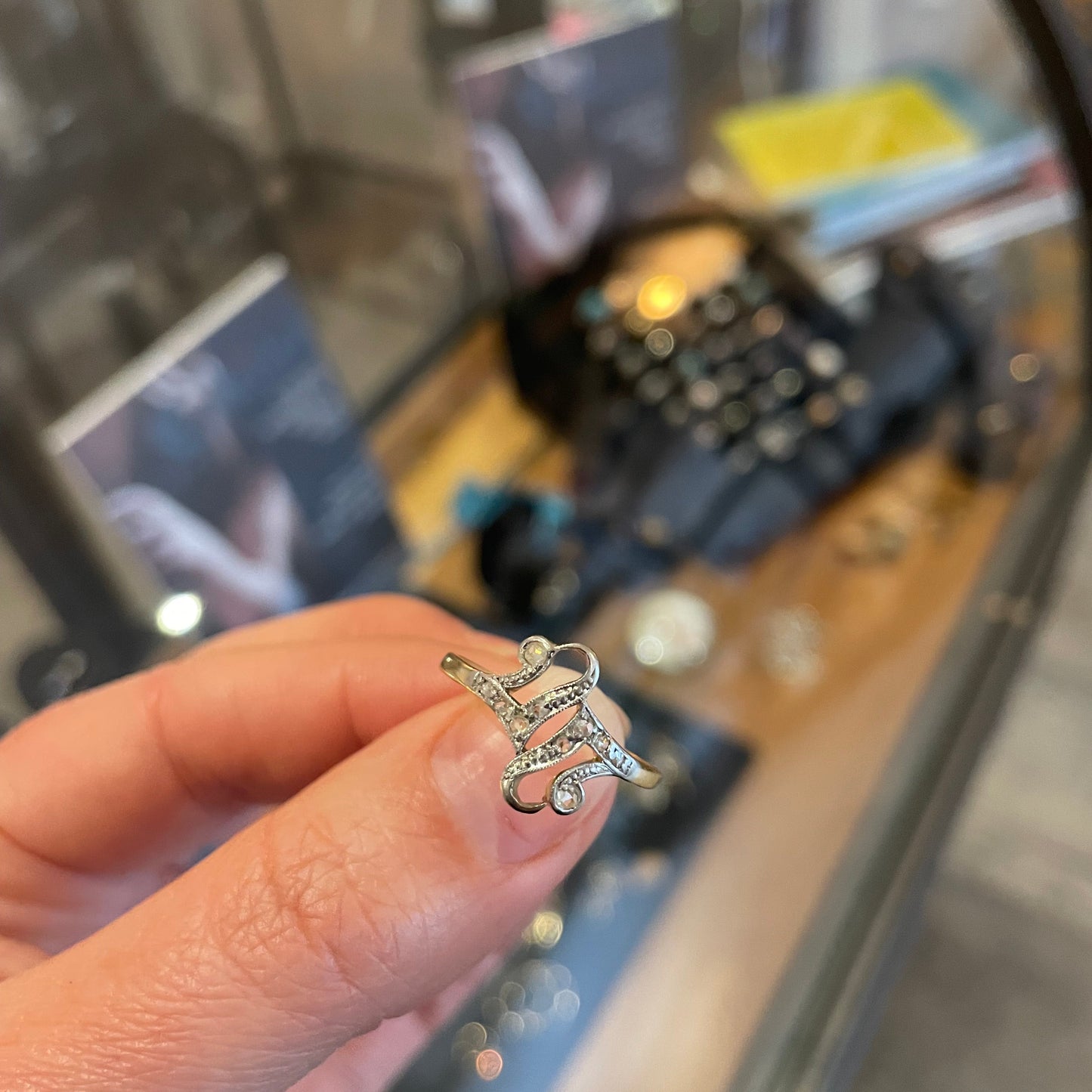 Art Nouveau ring, a glimmering flourish across the finger, 18kt gold.