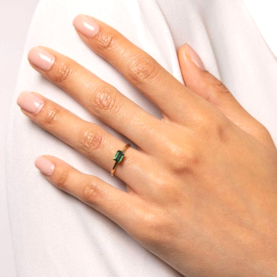 Green Sapphire rectangular ring  ring, a new fine 9kt gold ring.