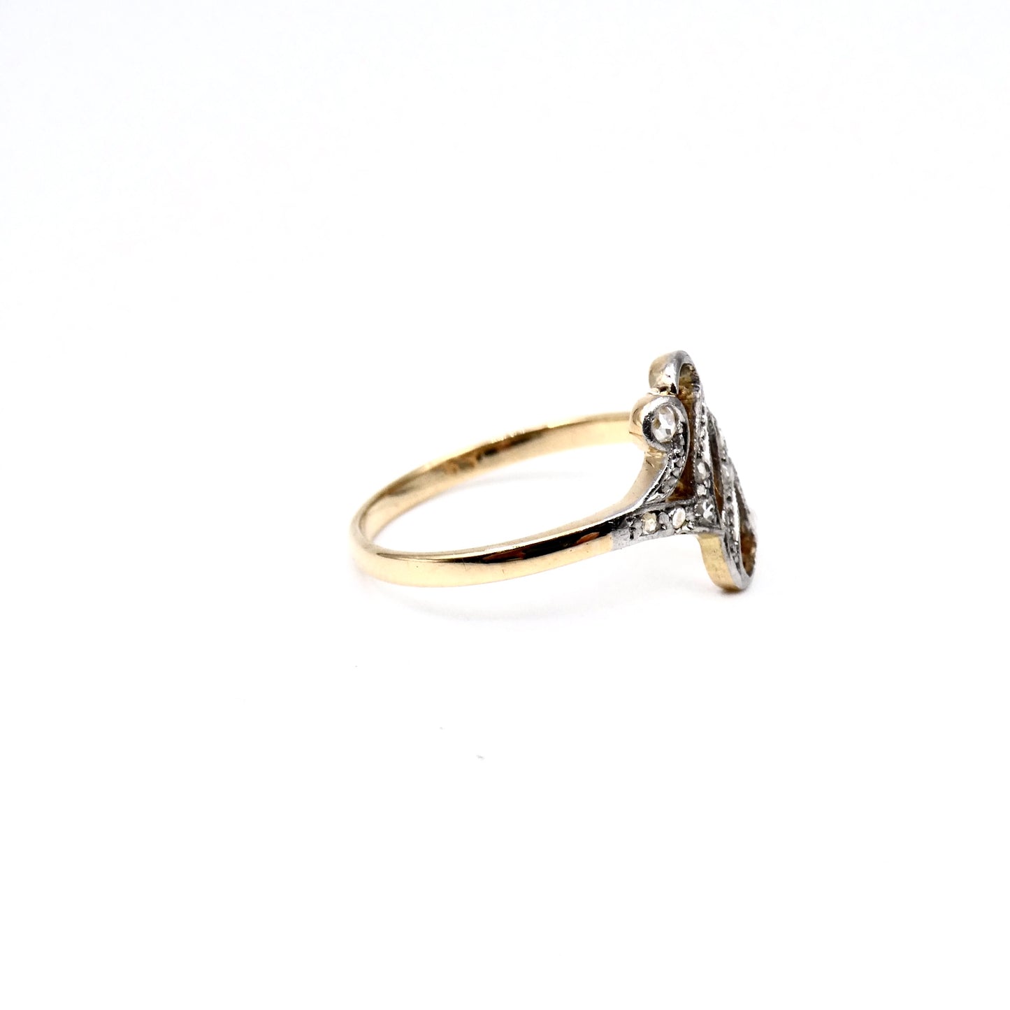 Art Nouveau ring, a glimmering flourish across the finger, 18kt gold.