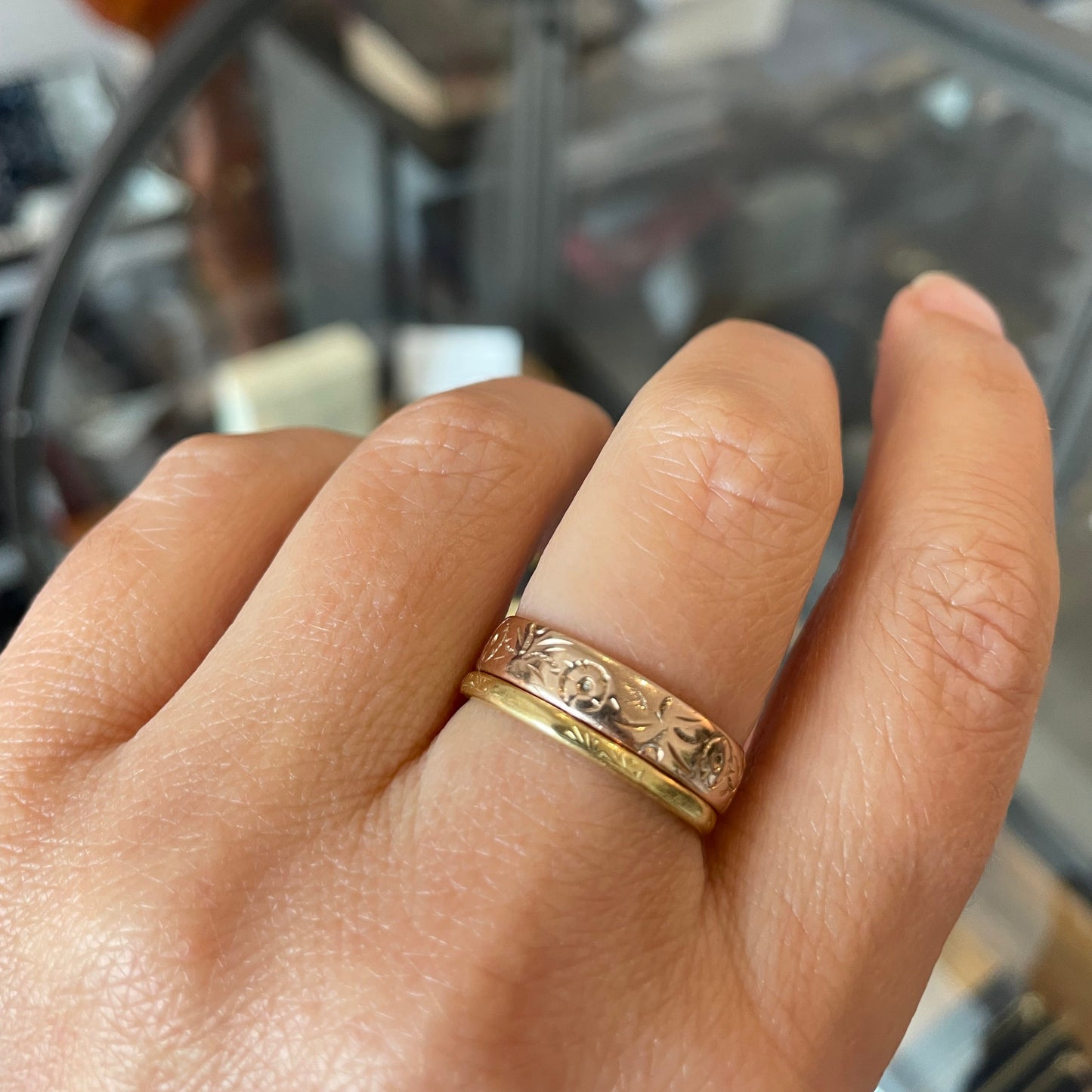 Antique engraved rose gold band encircled with a floral motif, 9kt gold.