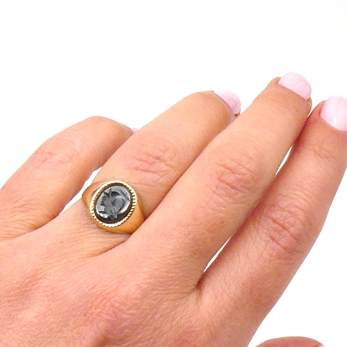 Hematite signet ring with an etched roman centurion head, 9kt gold ring. - Collected