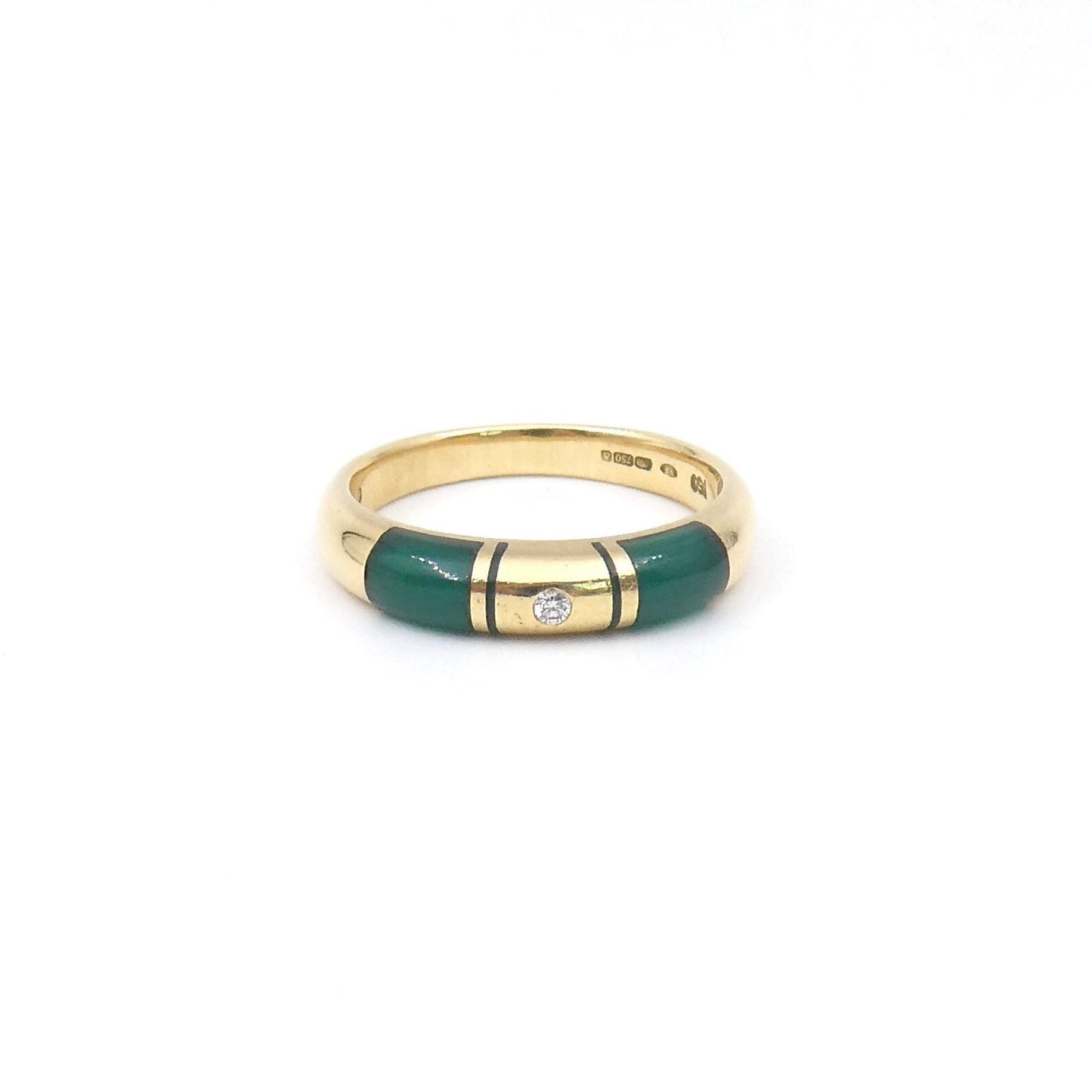 An 18kt gold band with an inlay of green aventurine set with a diamond. - Collected