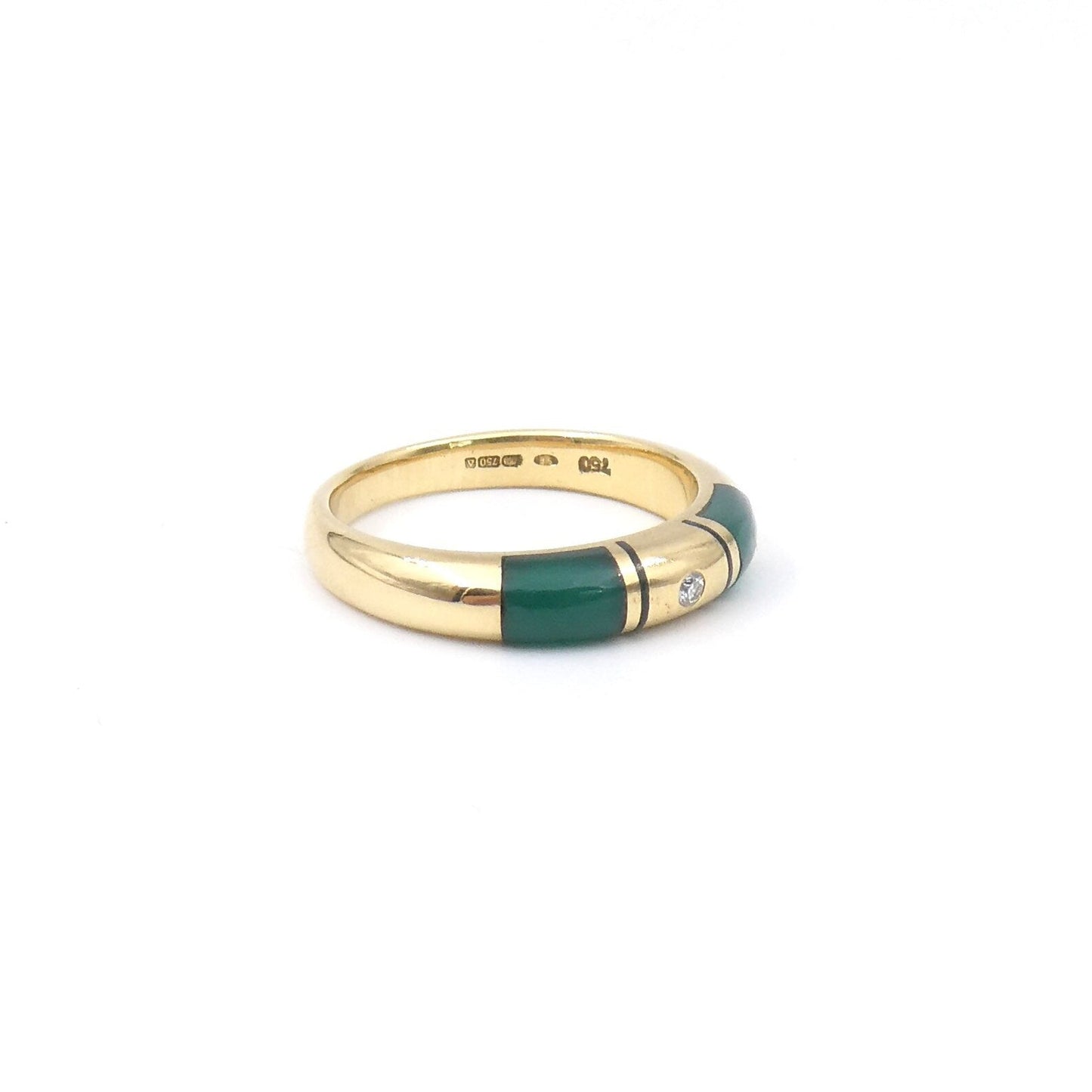 An 18kt gold band with an inlay of green aventurine set with a diamond. - Collected