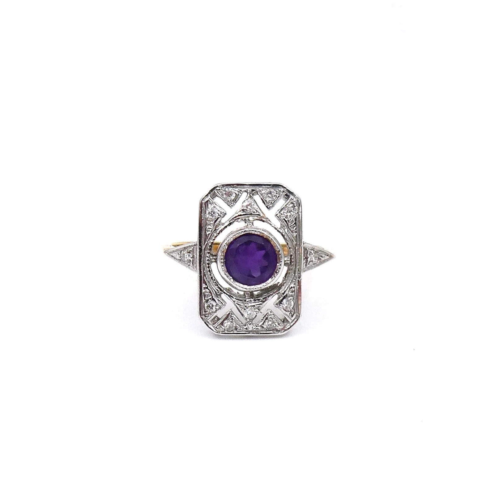 Art Deco style Amethyst diamond ring with an openwork design 18kt gold. - Collected