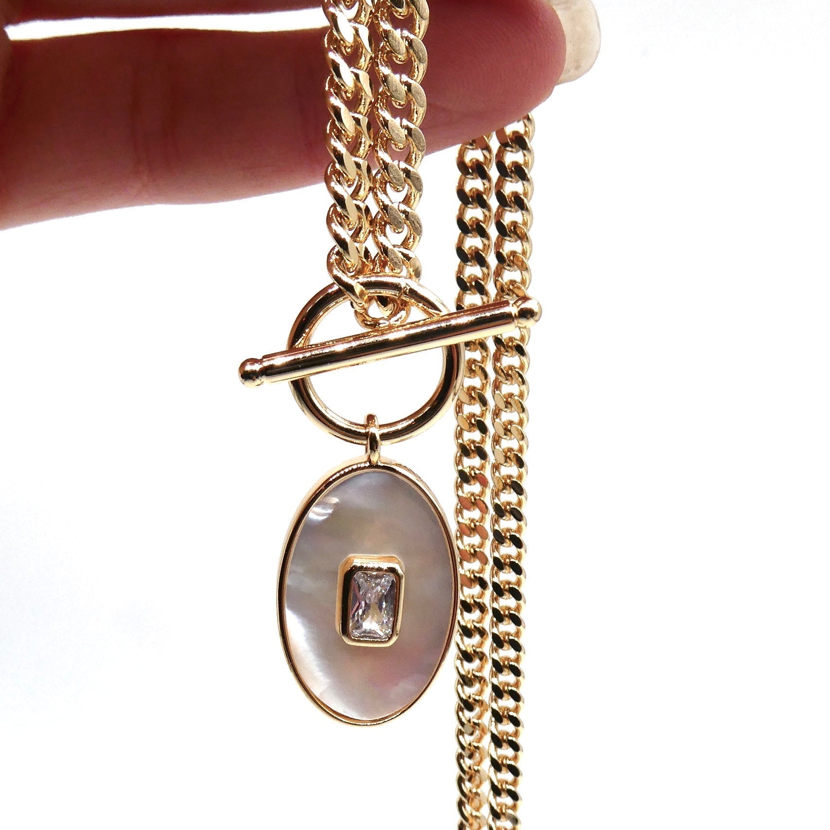 Juno pendant, Mother of Pearl. - Collected