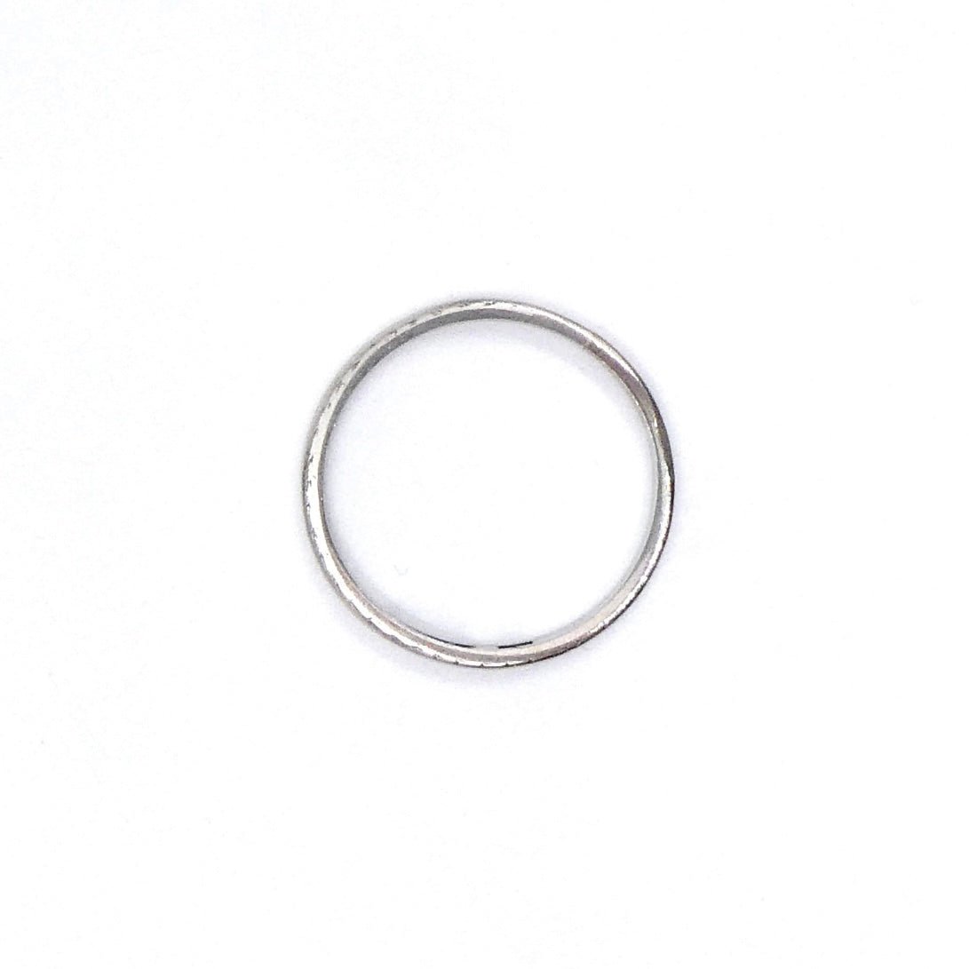 Vintage 18kt white gold band with a faded arrow engraving, hallmarked 1934. - Collected