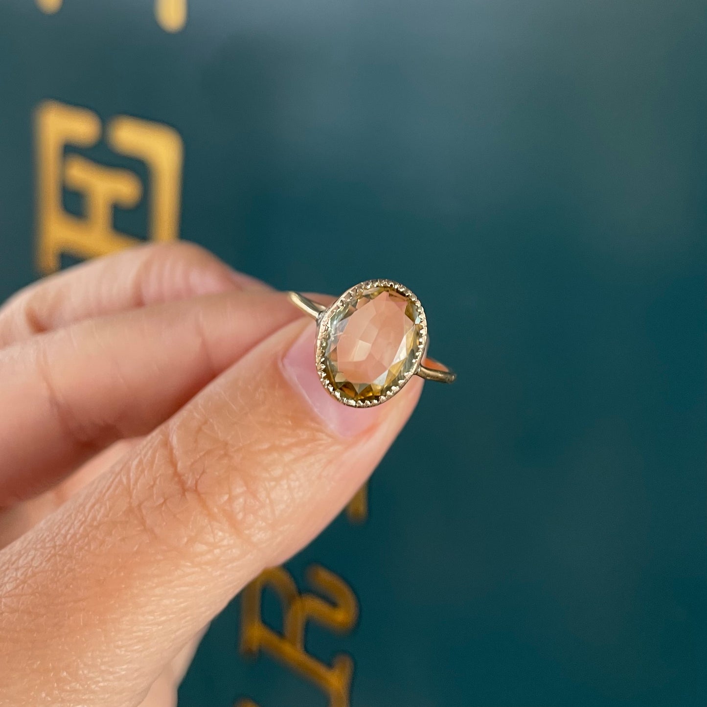 Vintage citrine ring, oval faceted champagne-lemon gemstone set in 9kt gold.