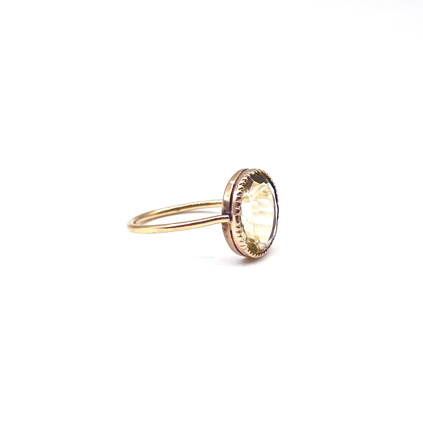 Vintage citrine ring, oval faceted champagne-lemon gemstone set in 9kt gold.