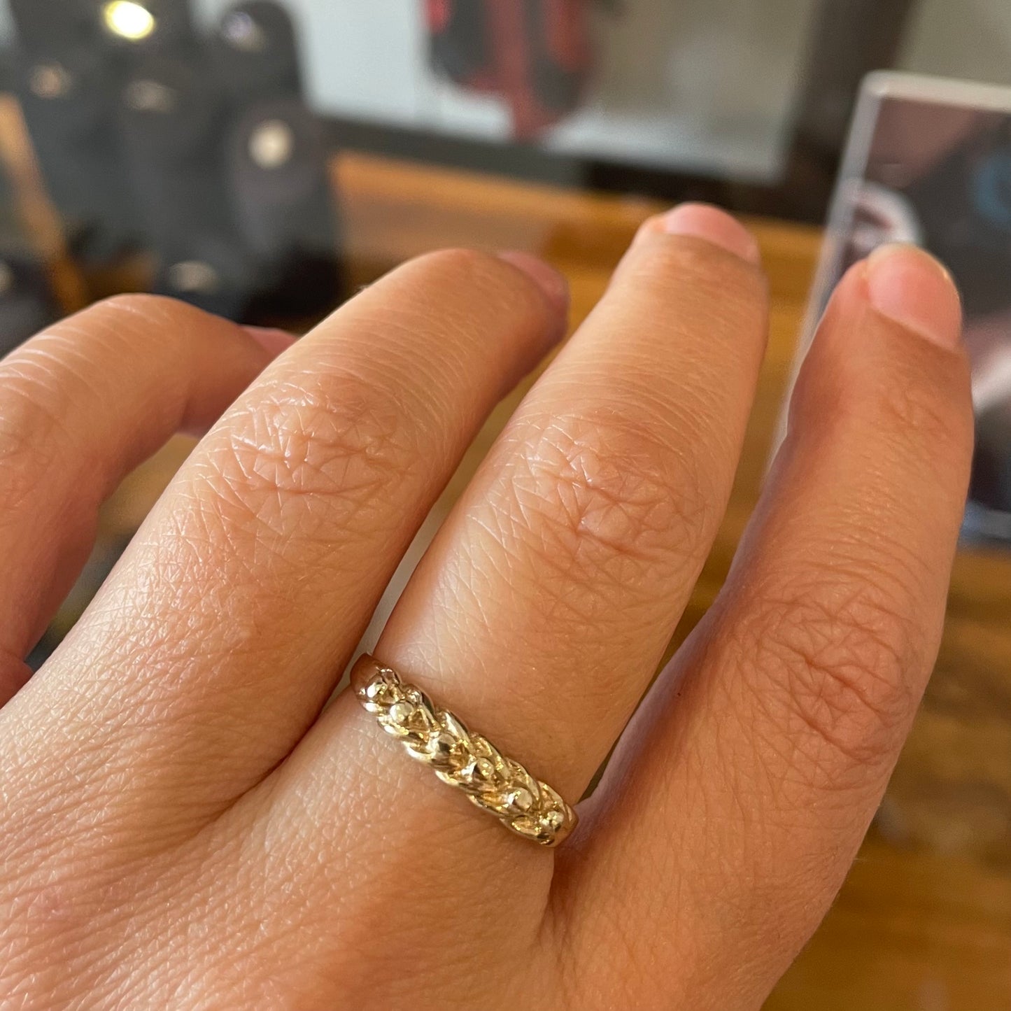 Vintage fine Keeper's ring, 9kt gold woven band.