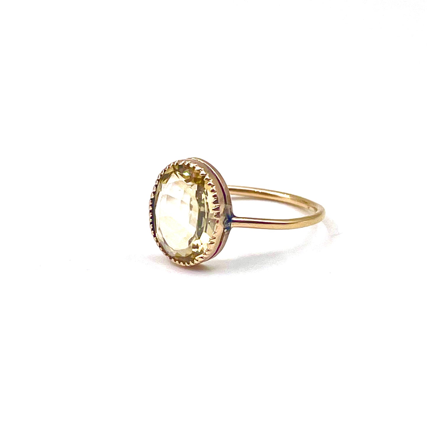 Vintage citrine ring, oval faceted champagne-lemon gemstone set in 9kt gold.