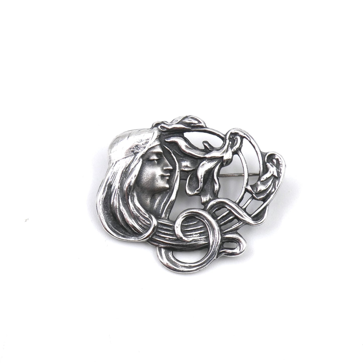 An Art Nouveau style pendant/brooch in sterling silver.