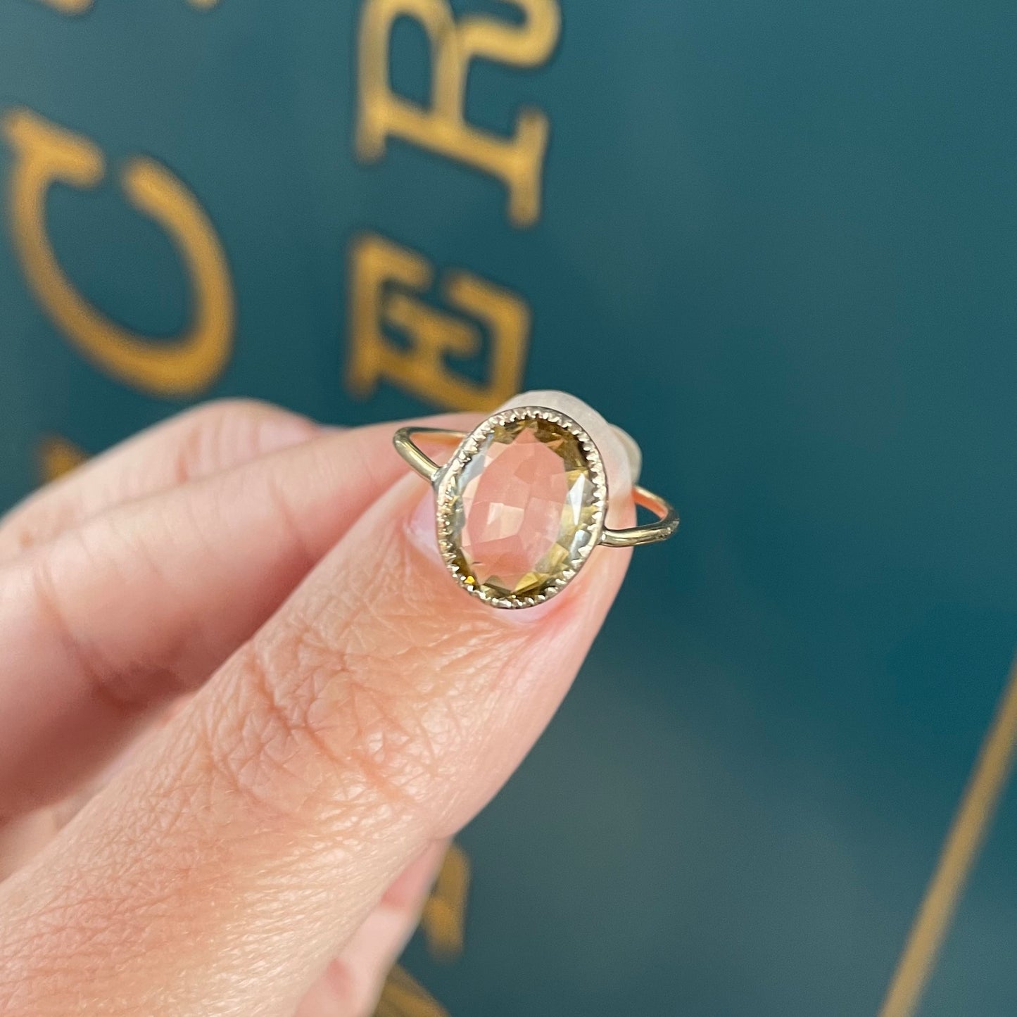 Vintage citrine ring, oval faceted champagne-lemon gemstone set in 9kt gold.