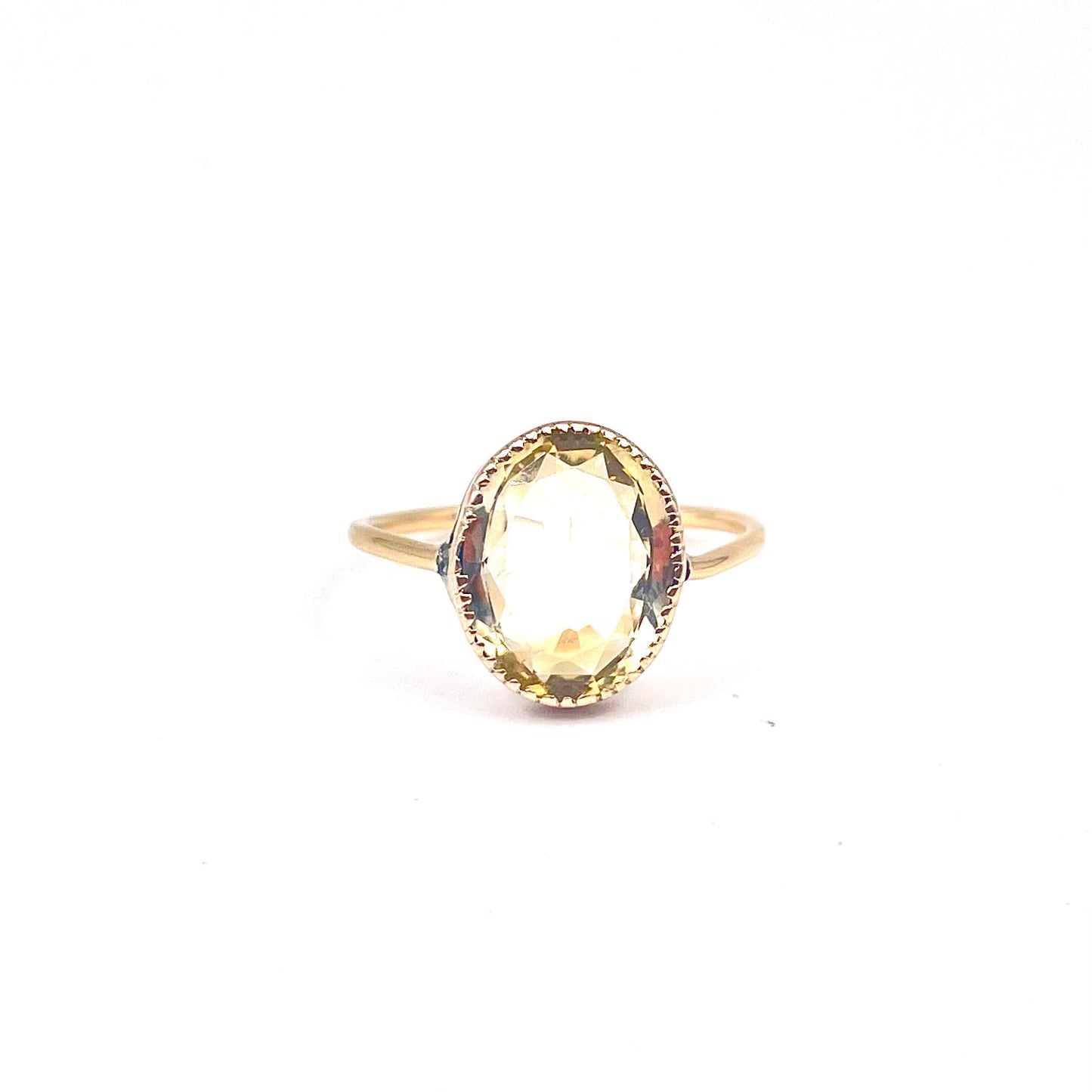 Vintage citrine ring, oval faceted champagne-lemon gemstone set in 9kt gold.