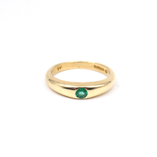 A Gypsy ring 18kt gold set with a bright emerald.