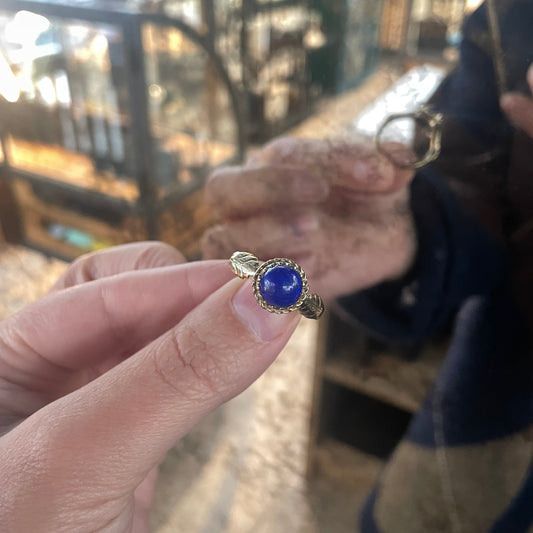 Vintage Lapis Lazuli 9kt gold with leaf detail on shoulders.