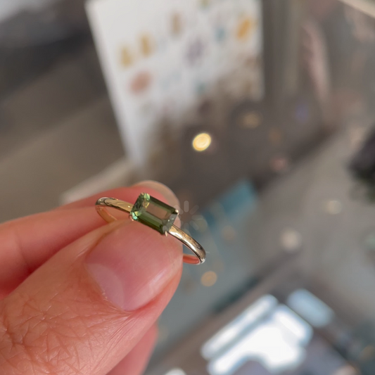 Green Sapphire rectangular 9kt gold ring.
