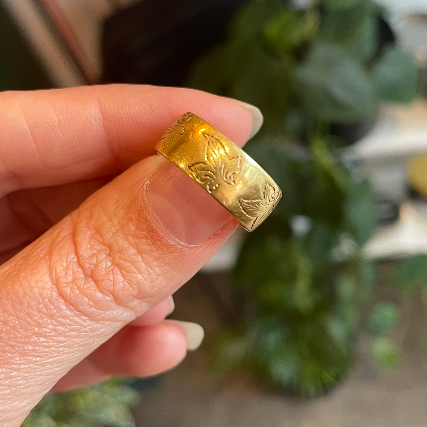 A vintage heavy 18kt gold ring, engraved with a pattern of ivy leaves. - Collected Jewellery