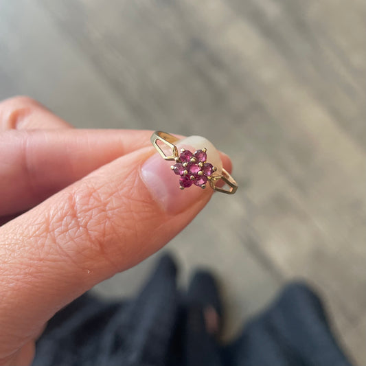 Pretty ruby flower ring with bright pink rubies in a 9kt setting, a gold daisy ring.