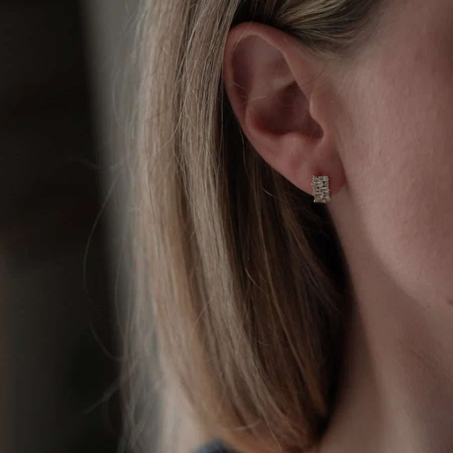 Curved crystal stud, vermeil