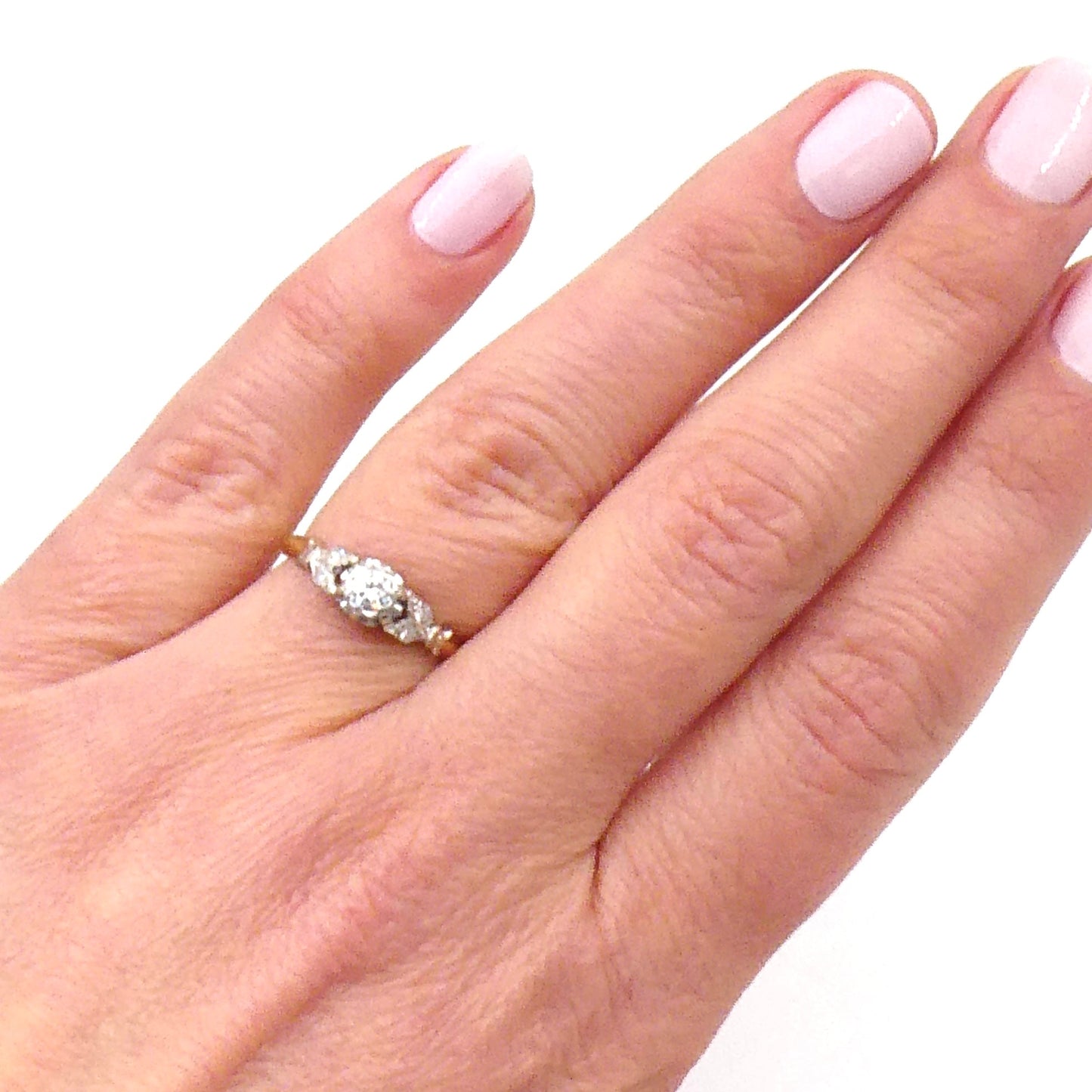 A diamond ring set in a platinum leaf design in 18kt gold, a beautiful vintage diamond ring. - Collected
