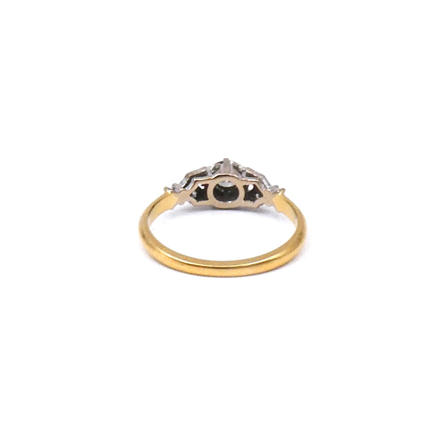 A diamond ring set in a platinum leaf design in 18kt gold, a beautiful vintage diamond ring. - Collected