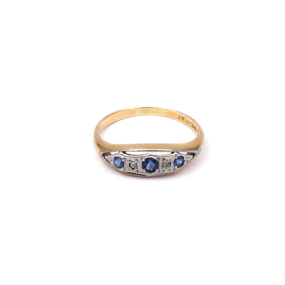 Elegant sapphire and diamond ring, horizontal navette shape, 18ct gold and platinun. - Collected