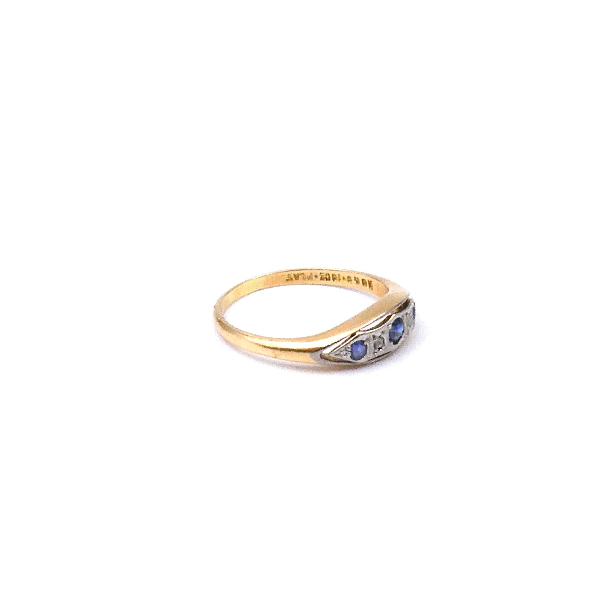 Elegant sapphire and diamond ring, horizontal navette shape, 18ct gold and platinun. - Collected