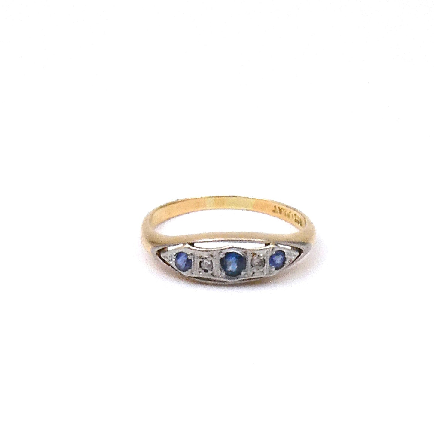 Elegant sapphire and diamond ring, horizontal navette shape, 18ct gold and platinun. - Collected