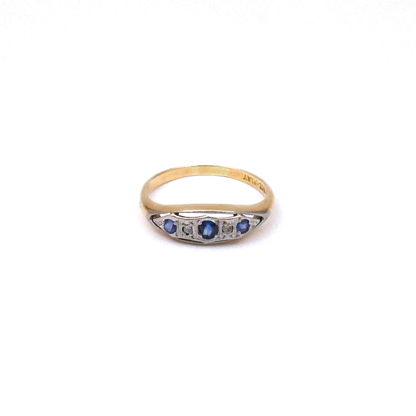 Elegant sapphire and diamond ring, horizontal navette shape, 18ct gold and platinun. - Collected