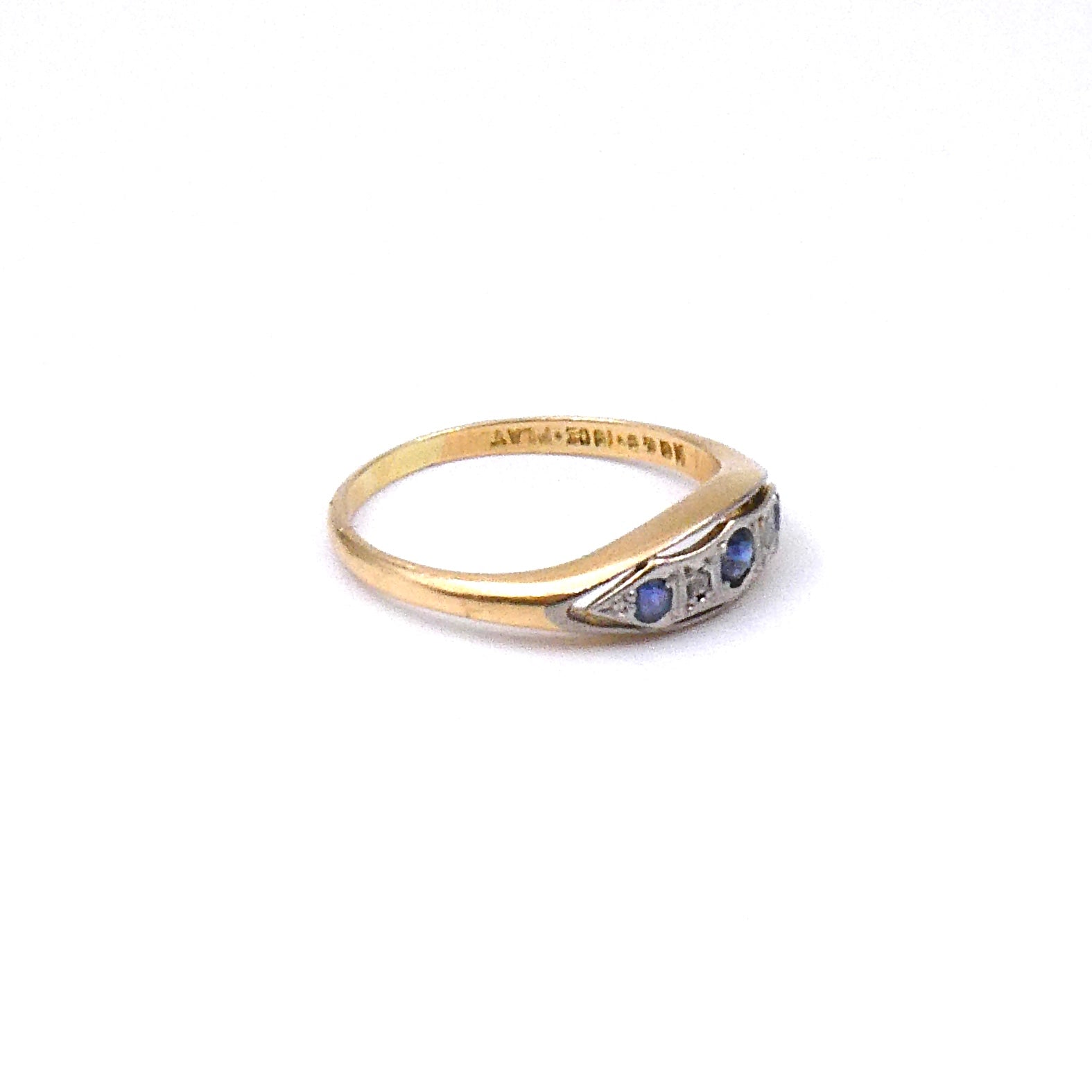 Elegant sapphire and diamond ring, horizontal navette shape, 18ct gold and platinun. - Collected