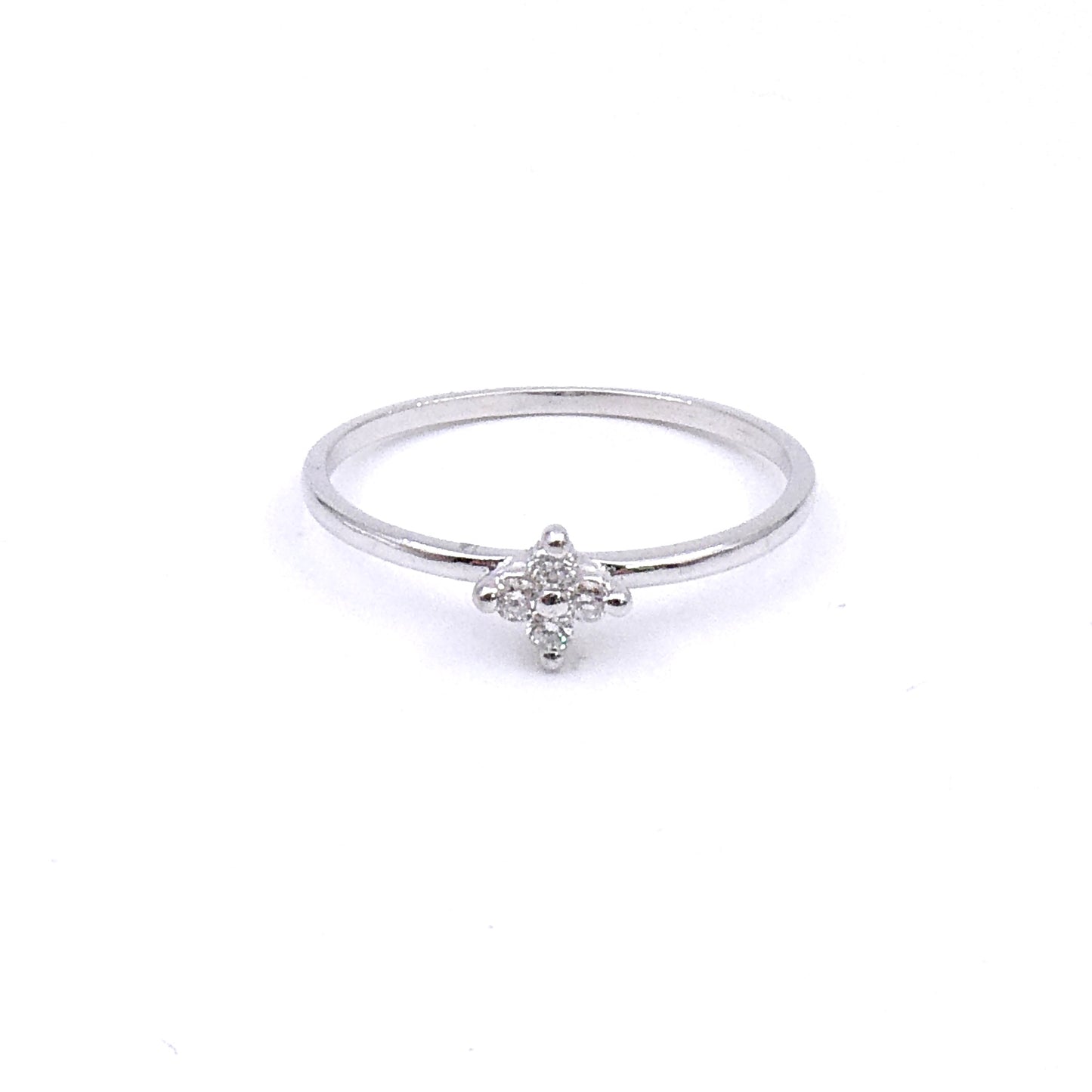 A diamond flower ring in 18kt white gold.