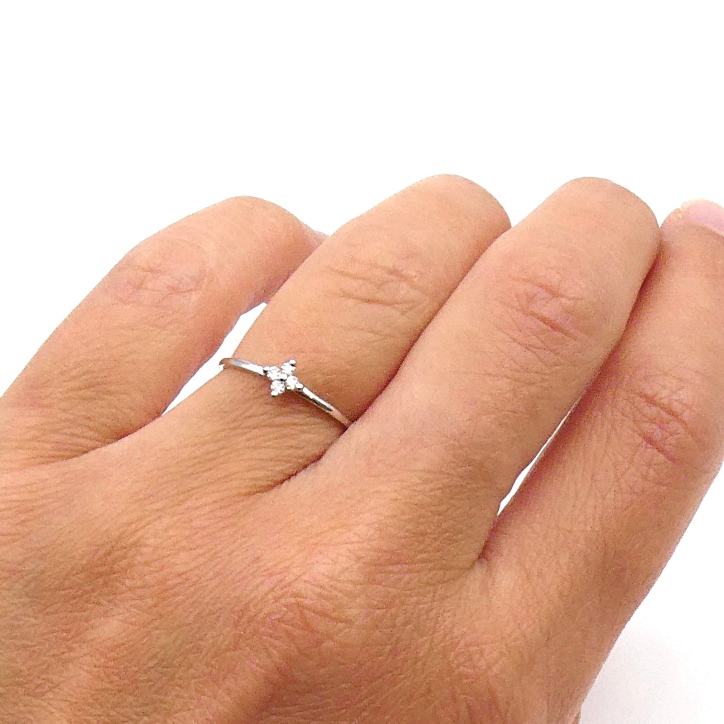 A diamond flower ring in 18kt white gold.