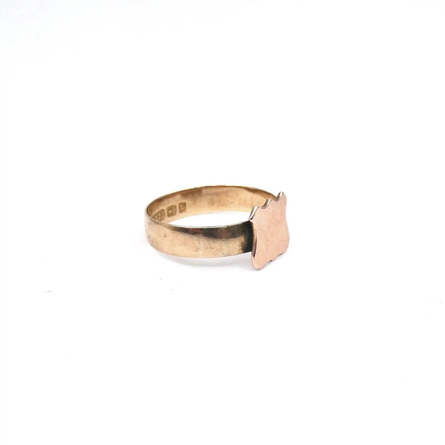 A Victorian Armorial ring, 9kt gold signet ring with a shield face in rose gold, rose gold signet ring dated 1897.