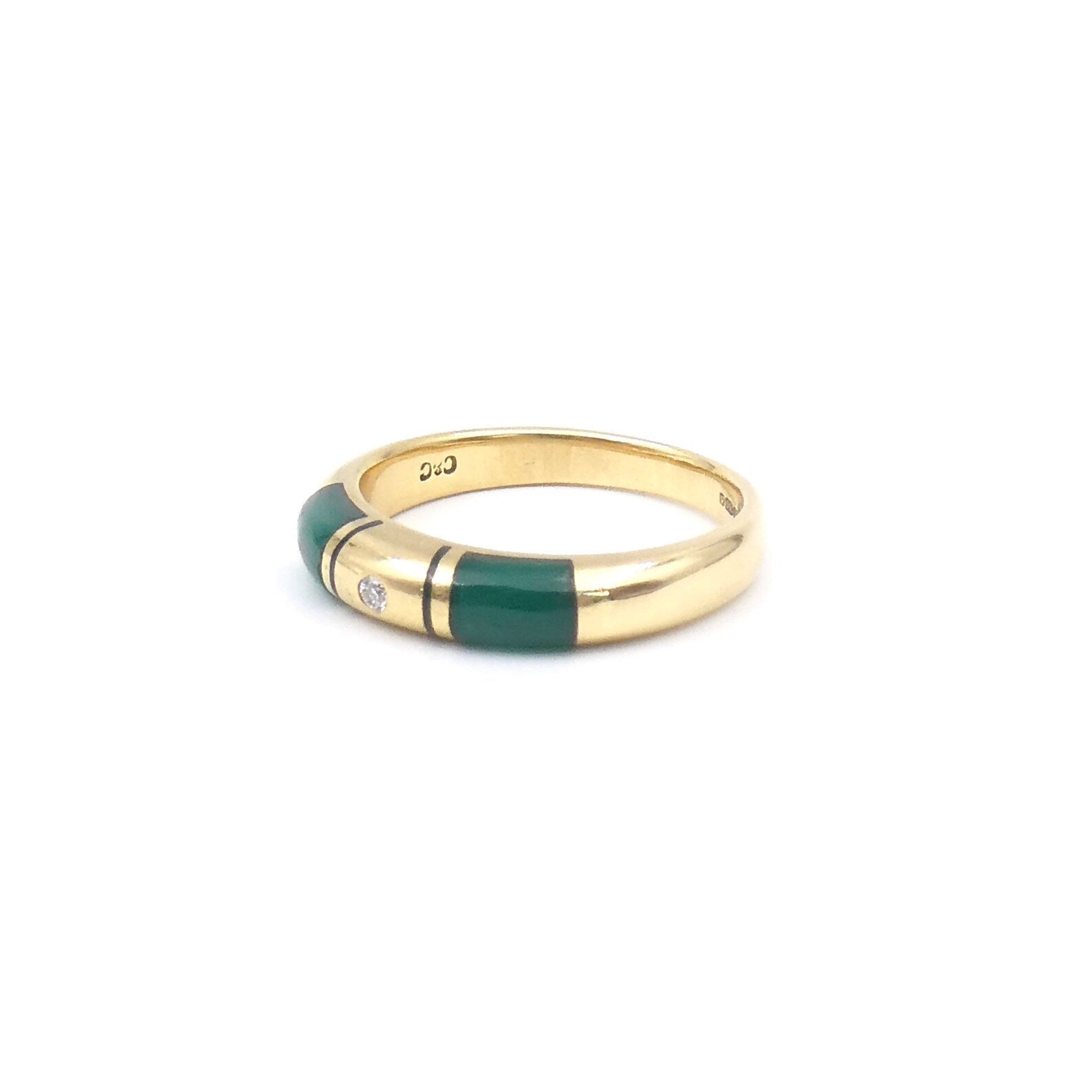 An 18kt gold band with an inlay of green aventurine set with a diamond. - Collected