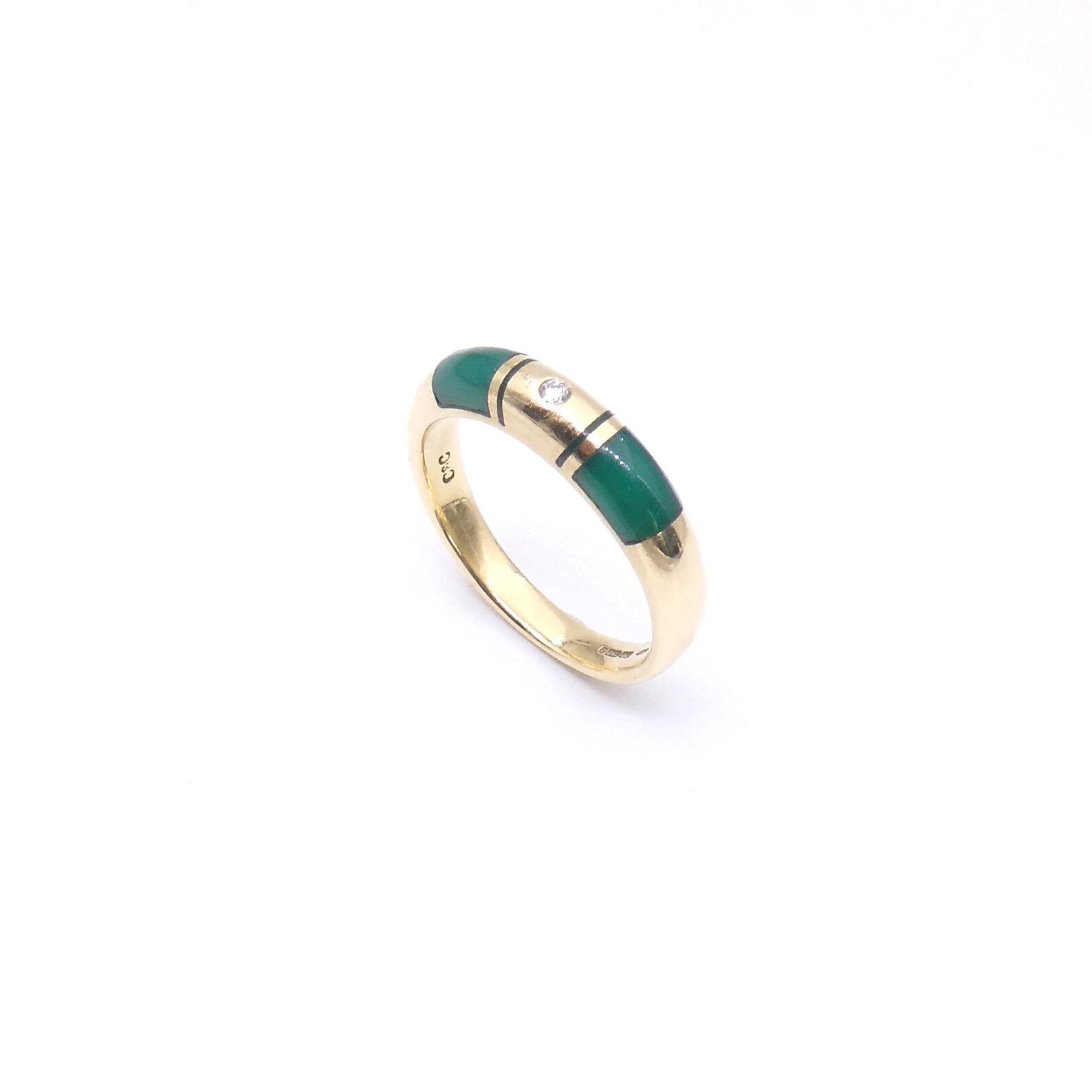 An 18kt gold band with an inlay of green aventurine set with a diamond. - Collected