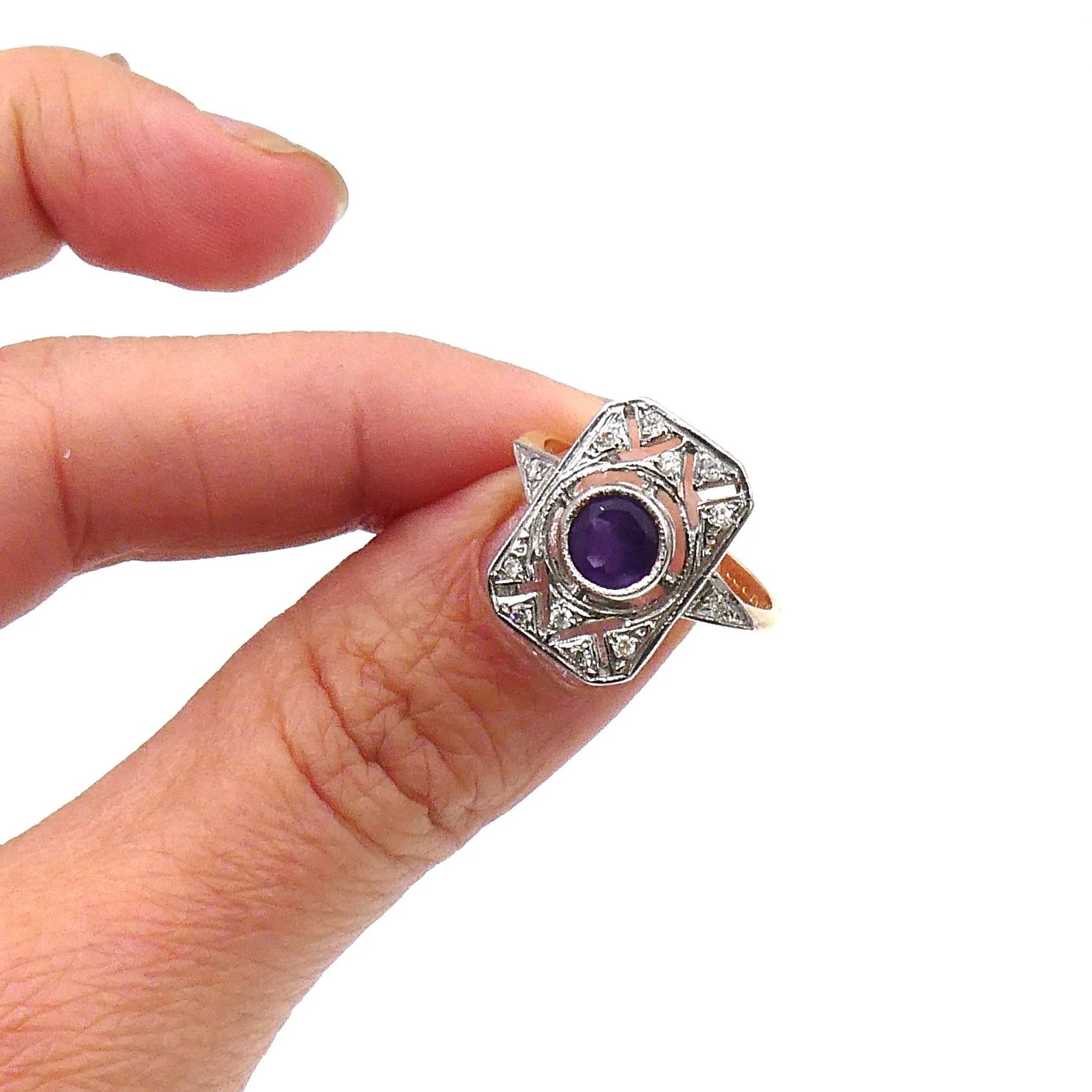 Art Deco style Amethyst diamond ring with an openwork design 18kt gold. - Collected