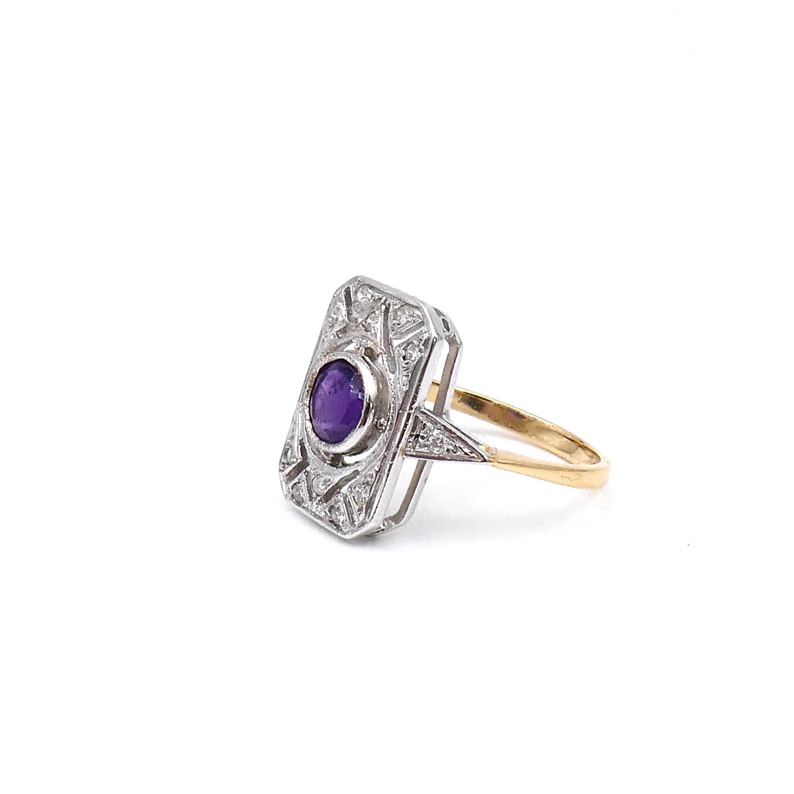 Art Deco style Amethyst diamond ring with an openwork design 18kt gold. - Collected