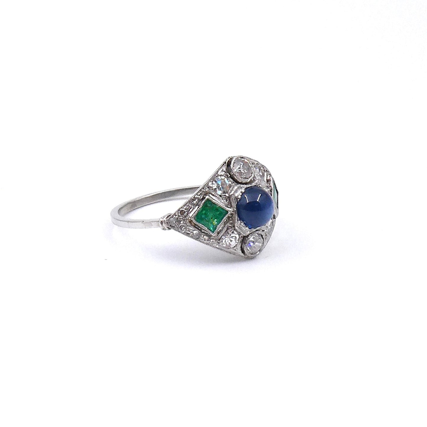 Antique sapphire emerald ring platinum set with diamonds, an Art Deco sapphire ring.