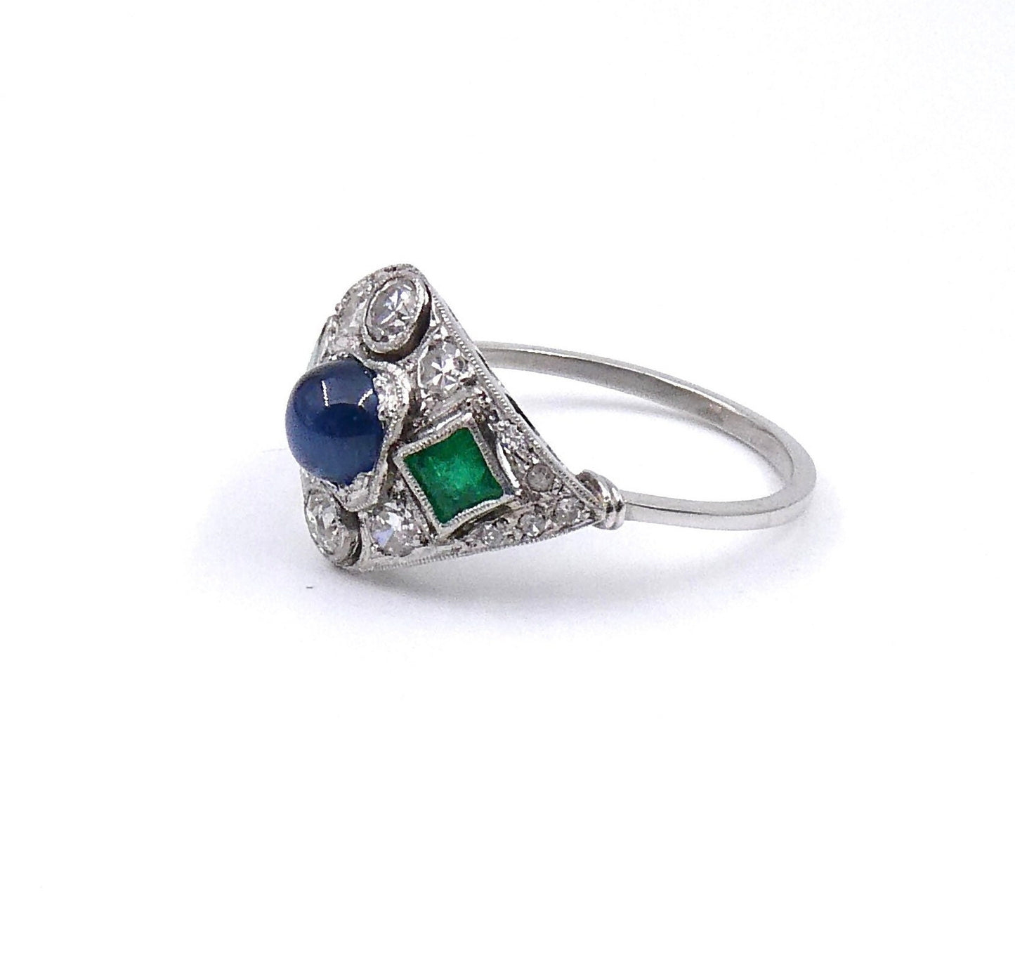 Antique sapphire emerald ring platinum set with diamonds, an Art Deco sapphire ring.