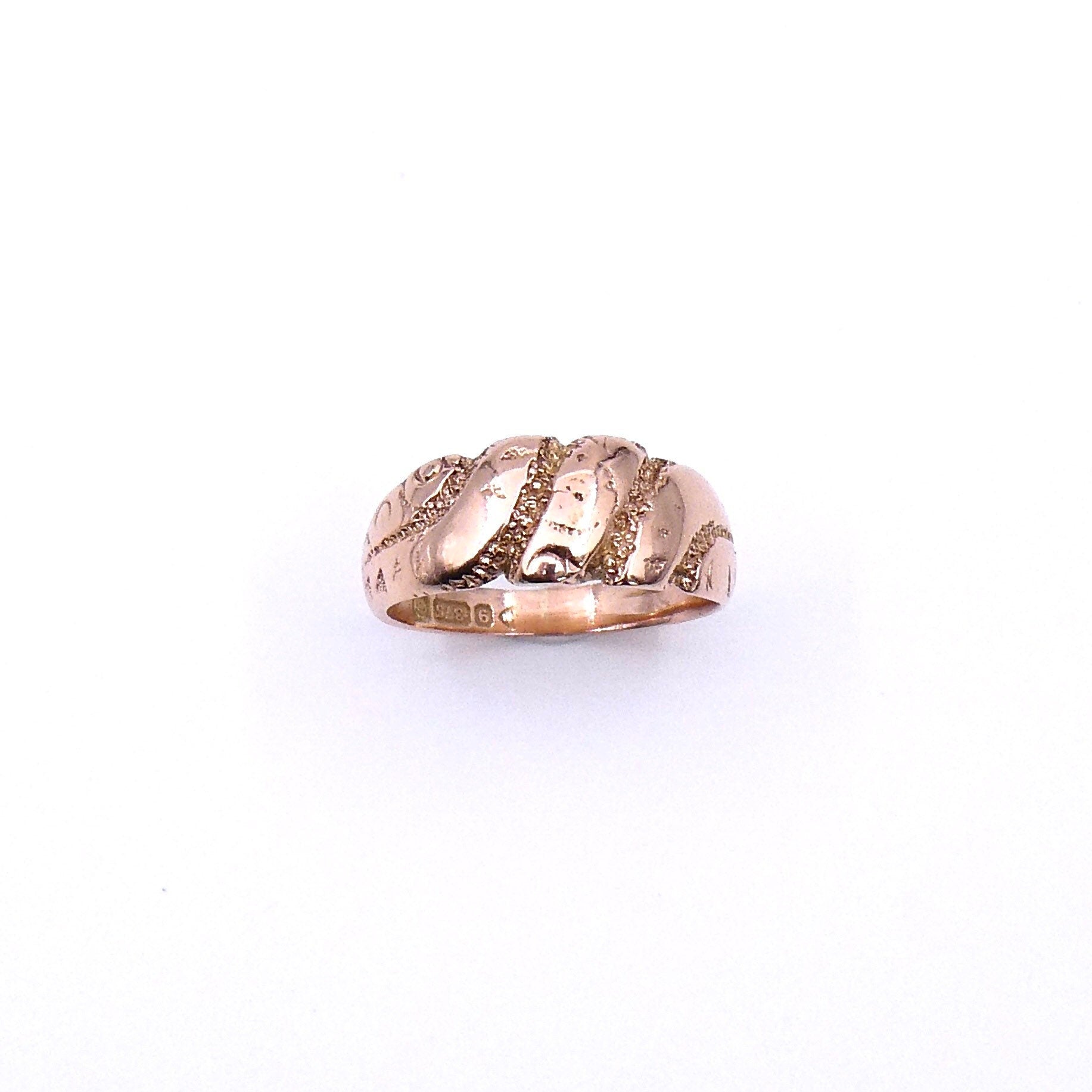Vintage 9kt engraved rose gold ring with beautiful curved patterning. - Collected