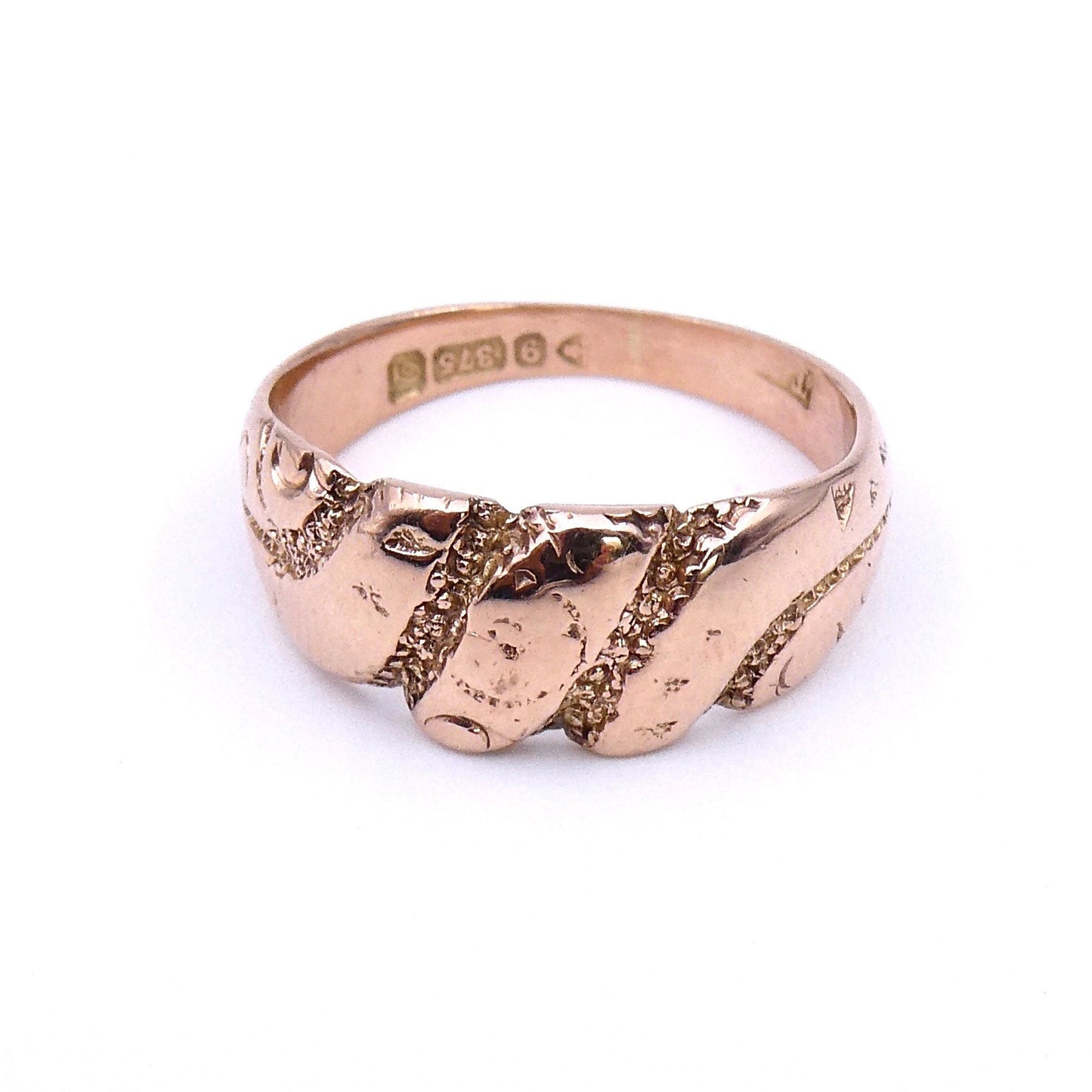 Vintage 9kt engraved rose gold ring with beautiful curved patterning. - Collected