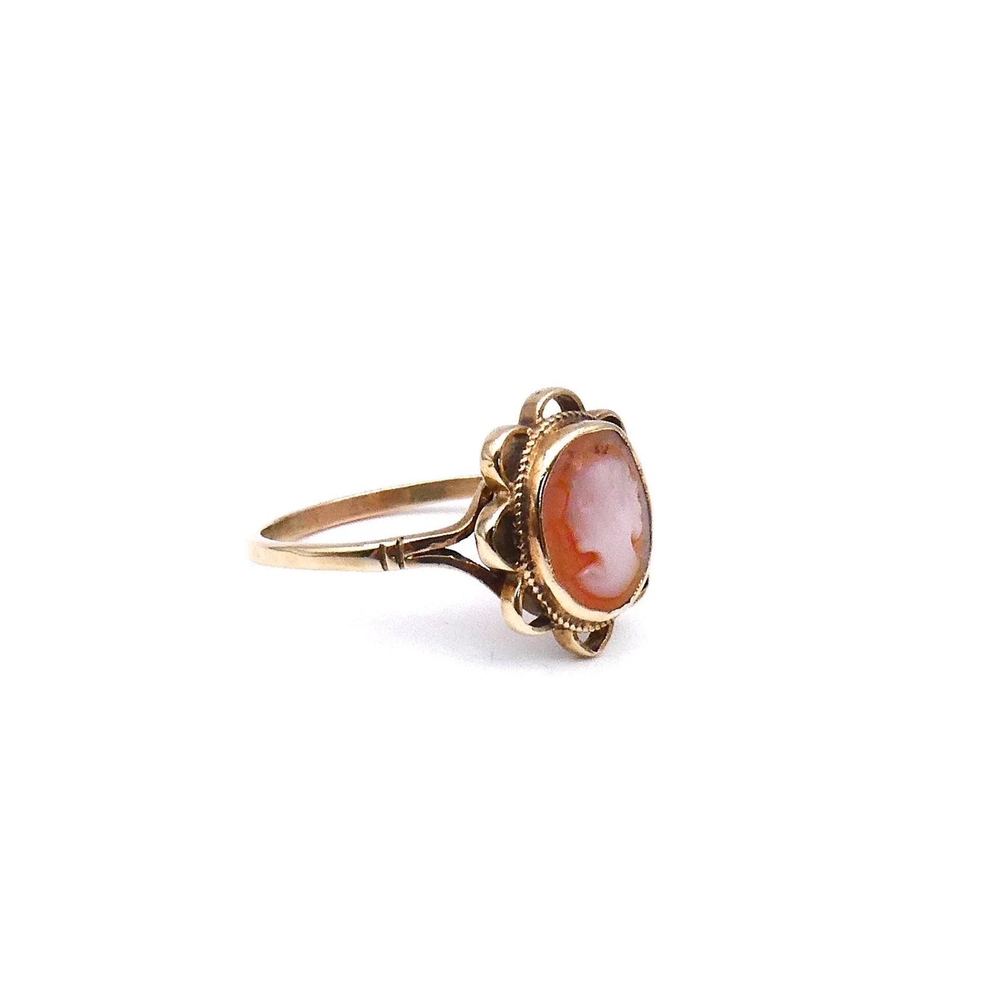 Vintage cameo ring 9kt gold with a scalloped gold edge - Collected