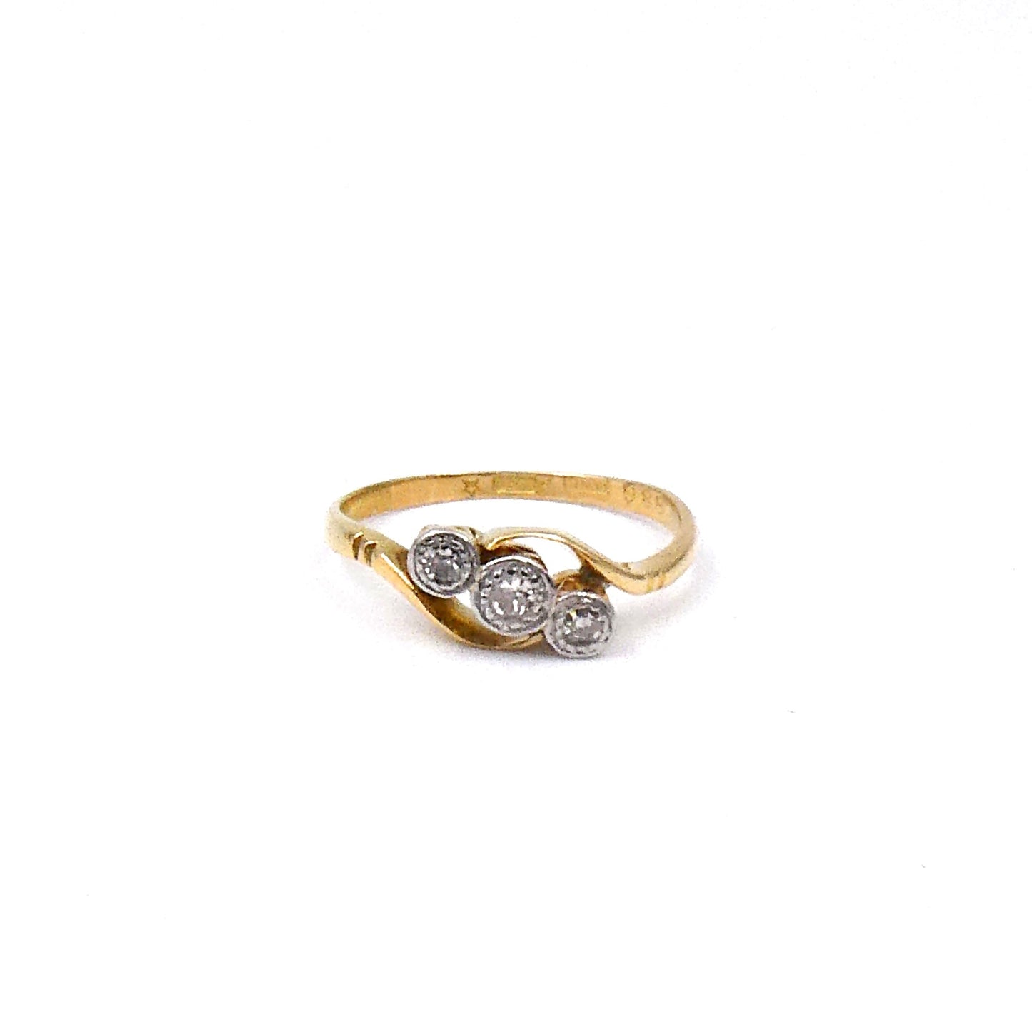 Vintage diamond ring, set with three diamonds in a platinum setting on an 18kt gold curved band. - Collected