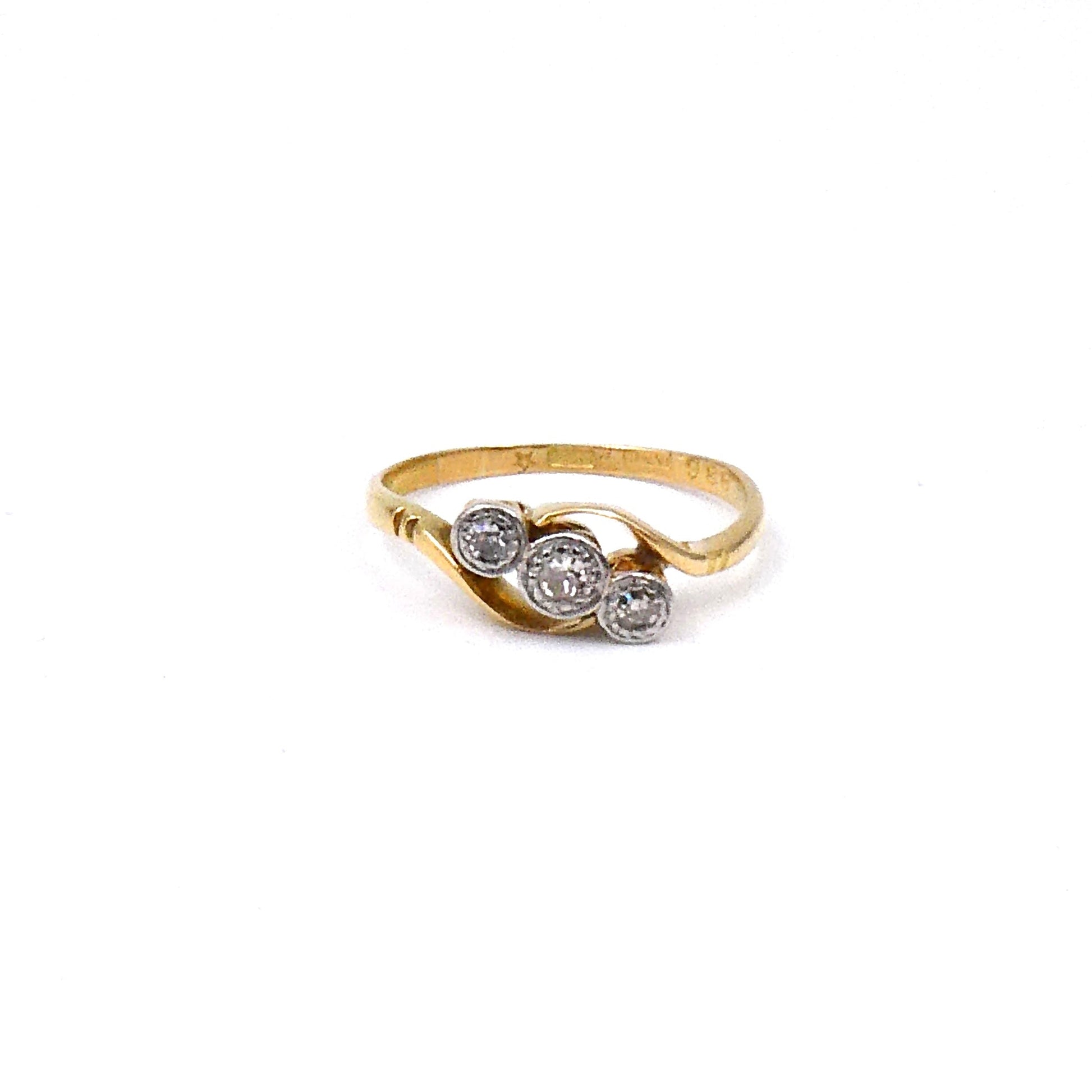 Vintage diamond ring, set with three diamonds in a platinum setting on an 18kt gold curved band. - Collected