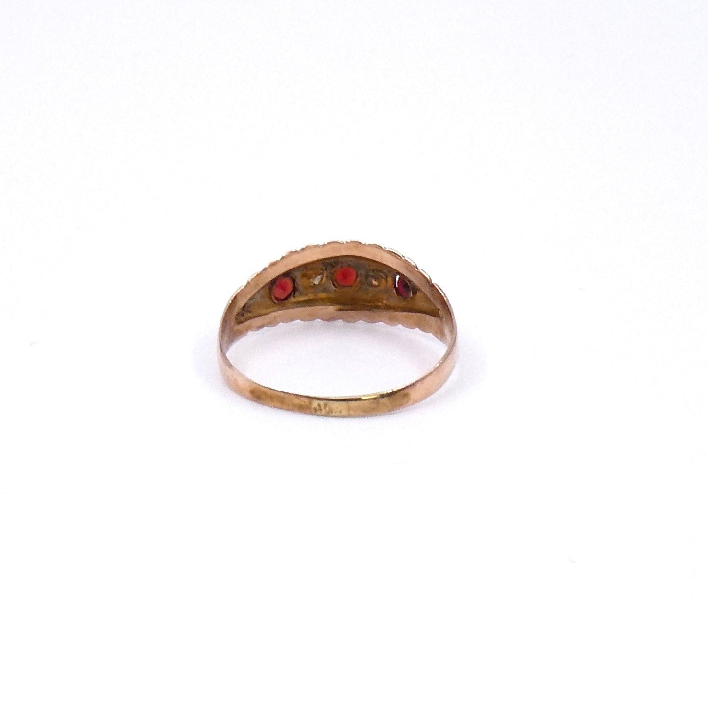 Vintage ring, a garnet pearl gypsy ring in 9kt gold with ornate detailing. - Collected