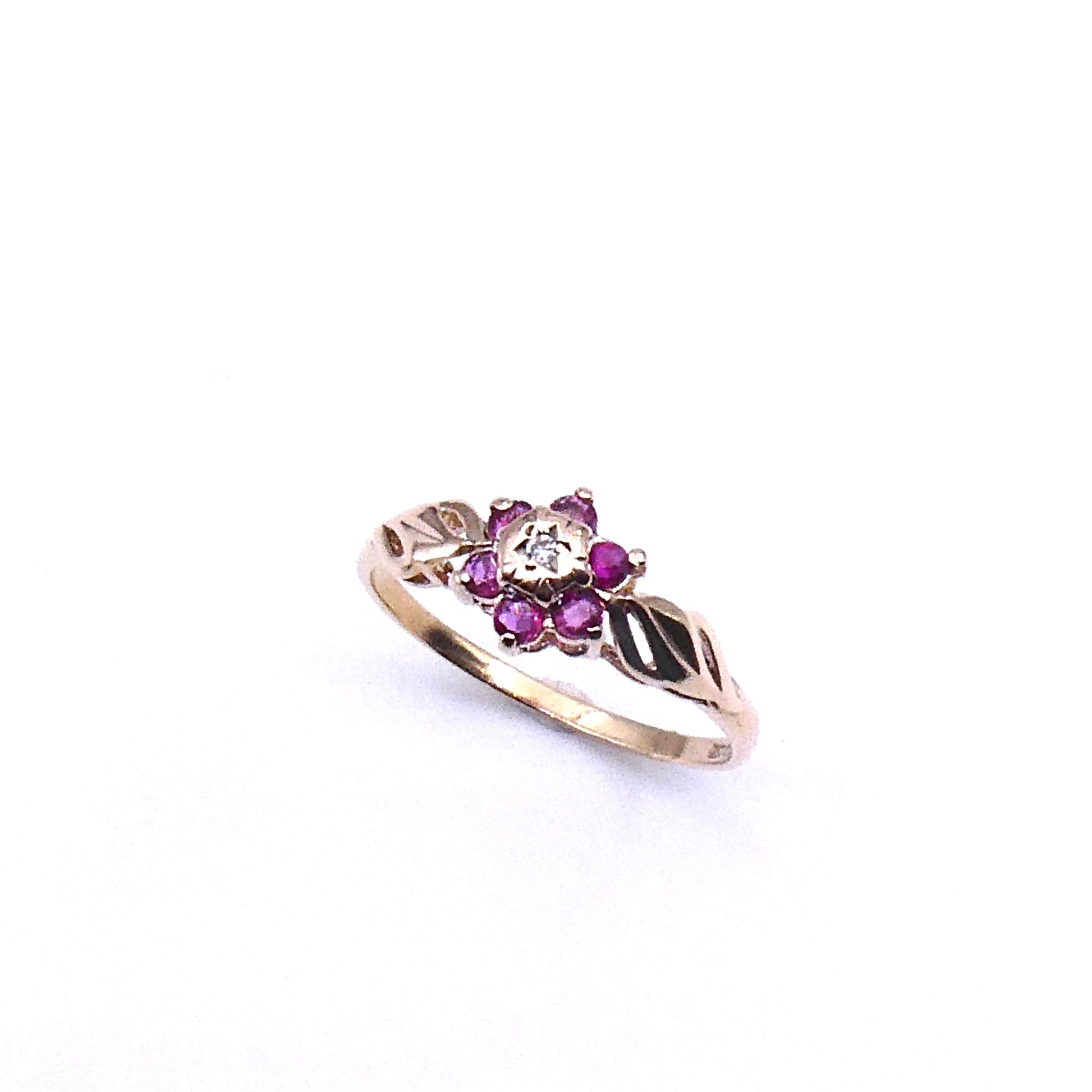 Vintage ruby diamond cluster flower ring, a delicate vintage ruby ring in 9kt gold. - Collected